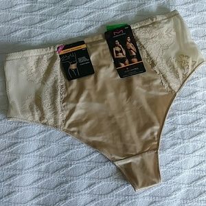 NWT Maidenform Smoothing Thong